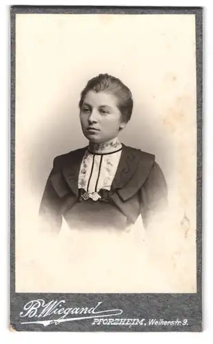 Fotografie B. Wiegand, Pforzheim, Weiherstr. 9, Portrait brünette junge Schönheit in prachtvoller Bluse