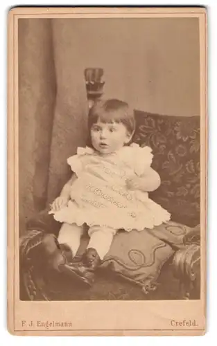Fotografie F. J. Engelmann, Crefeld, Westwall 73, Portrait niedliches Mädchen im weissen Kleidchen