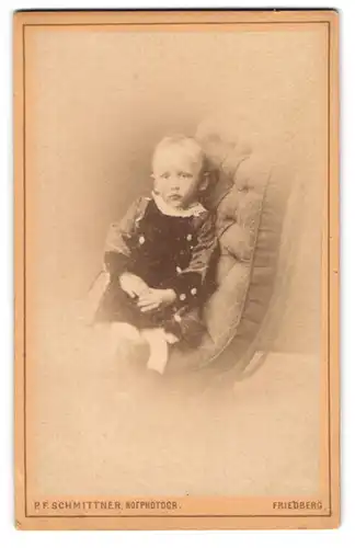 Fotografie P. F. Schmittner, Friedberg, Metzgergasse 316, Portrait blondes kleines Mädchen im Samtkleid