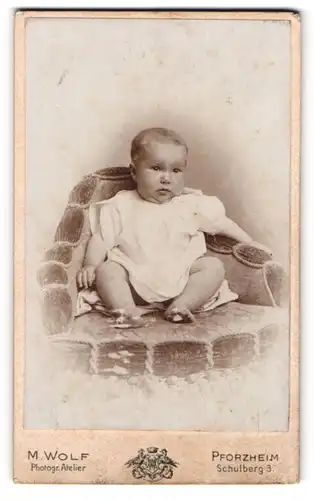 Fotografie M. Wolf, Pforzheim, Schulberg 3, Portrait niedliches Baby im weissen Kleidchen