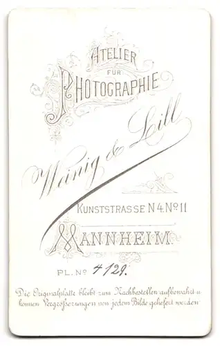 Fotografie Weinig & Lill, Mannheim, Kunststr. 4, Portrait eines elegant gekleideten Buben mit Hut in der Hand