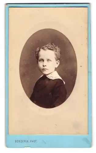 Fotografie A. Borderia, Reims, Place Drouet d'Erlon 6, Portrait niedlicher Bube mit lockigem Haar