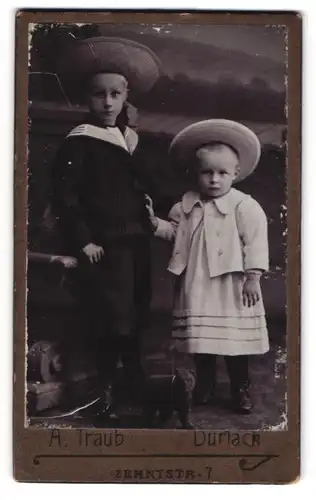 Fotografie A. Traub, Durlach, Zehntstr. 7, Portrait zwei süsse Kinder in niedlicher Kleidung mit Hüten