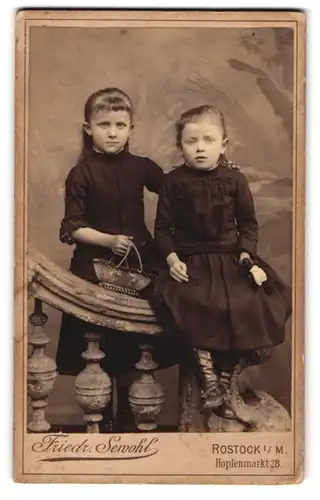 Fotografie Friedr. Sewohl, Rostock i. M., Hopfenmarkt 28, Portrait zwei schöne kleine Mädchen in schwarzen Kleidern