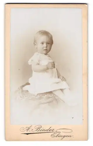 Fotografie A. Binder, Ebingen, Bahnhofstr., Portrait blondes kleines Mädchen im weissen Kleidchen