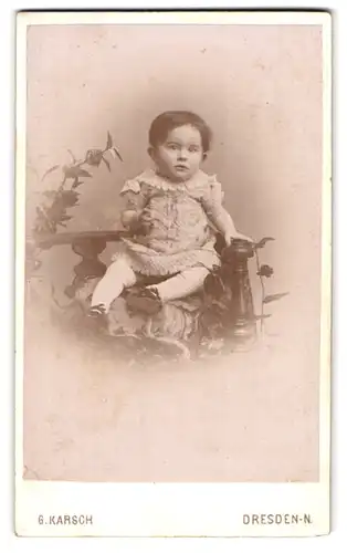 Fotografie G. Karsch, Dresden-N., Gr. Meissnerstr. 17, Portrait süsses kleines Mädchen im gerüschten Kleidchen