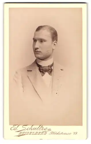 Fotografie Ed. Schultze, Heidelberg, Plöckstr. 79, Portrait stattlicher junger Mann im Jackett