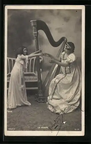 AK La Harpe, Frau und Mädchen spielen gemeinsam auf einer Harfe