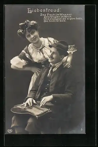AK Liebesfreud, Mann spielt auf der Zither seinem Mädel ein Ständchen