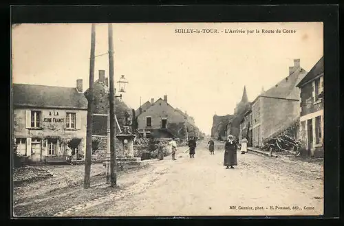 AK Suilly-la-Tour, l'Arrivée par la Route de Cosne