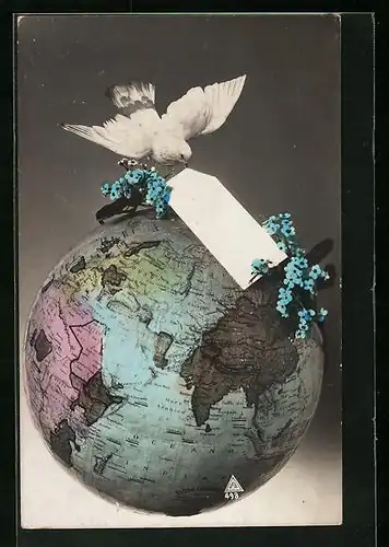 AK Brieftaube mit Kuvert auf einer Weltkugel