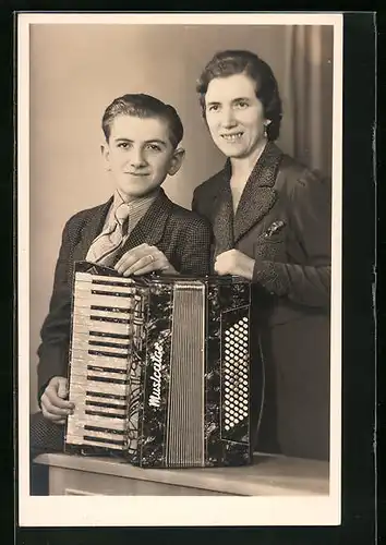 Foto-AK Frau und junger Mann mit einem Akkordeon
