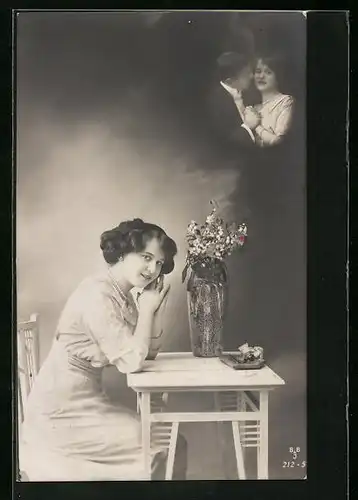 AK Fotomontage, Junge Frau sitzt am Tisch, Liebespaar