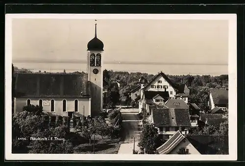 AK Neukirch i. E. /Thurg., Strassenpartie mit Kirche