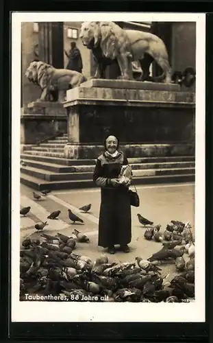 AK München, Taubentheres, 88 Jahre alt, füttert die Tauben