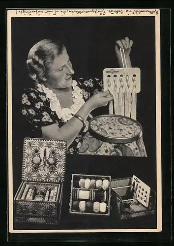 AK Frau beim Sticken mit Stickutensilien