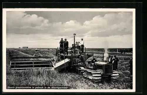 AK Eerste graancombine in gebruik in de Wieringermeer, Erntemaschine auf dem Feld