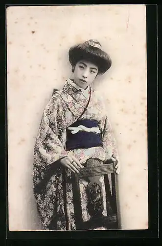 AK Junge Geisha an einem Stuhl stehend