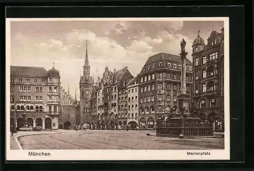 AK München, Marienplatz mit Geschäften, Denkmal und Brunnen