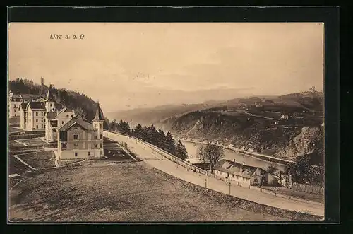 AK Linz a. d. D., Strassenpartie mit Gebäudeansicht am Ufer