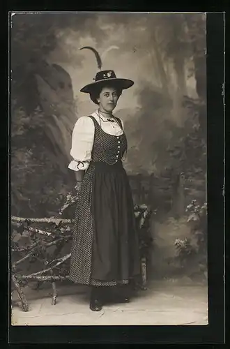 Foto-AK Frau in bayerischer Tracht in einer Studiokulisse