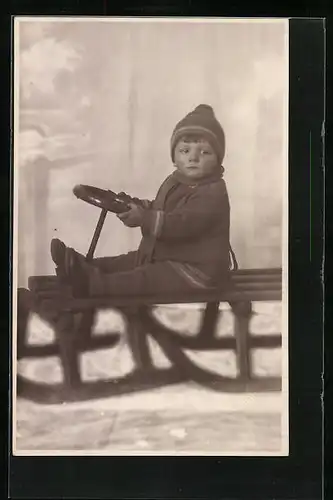 Foto-AK Kleiner Junge auf einem Schlitten im Winter