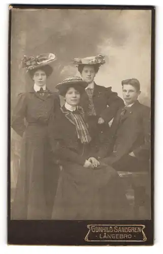 Fotografie Gunhild Sandgren, Langebro, Portrait drei schöne Frauen in eleganten Kleidern nebst jungem Mann im Anzug