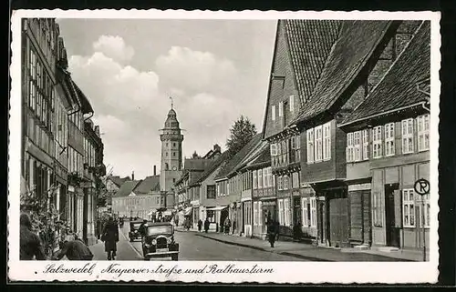 AK Salzwedel, Neuperverstrasse mit Geschäften und Rathausturm