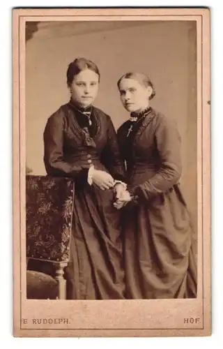 Fotografie E. Rudolph, Hof, Marienstrasse 69, Junges Schwesternpaar in edlen Kleidern mit prächtigem Schmuck
