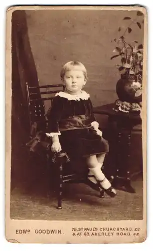 Fotografie Edward Goodwin, London, 75, St. Paul`s Chruchyard, Kleinkind mit Topfschnitt im Samtkleid