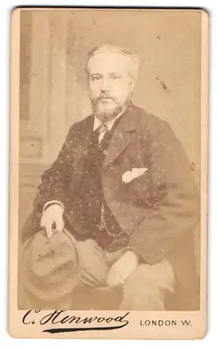 Fotografie C. Henwood, London W., Near the church, Mann mittleren Alters mit grauem Vollbart im zeitgenössischen Anzug