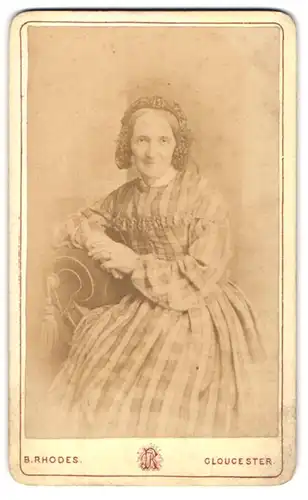 Fotografie B. Rhodes, Gloucester, 39. Eastgate Street, Gestandene Frau mit Kopfschmuck im karierten Rüschenkleid