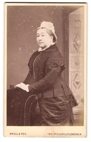 Fotografie Maull & Fox, London, 187a, Piccadilly, Gestandene Frau im schwarzen Rüschenkleid und weisser Haube im Haar