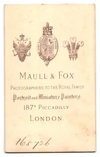 Fotografie Maull & Fox, London, 187a, Piccadilly, Gestandene Frau im schwarzen Rüschenkleid und weisser Haube im Haar