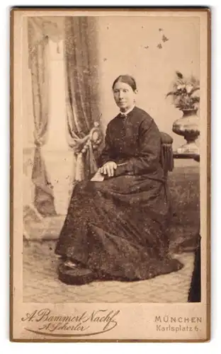 Fotografie A. Bammert, München, Karlsplatz 6, Gestandene Frau im weiten Kleid auf seinem Sessel sitzend