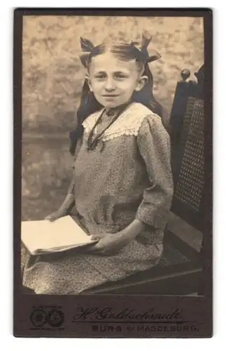 Fotografie H. Goldschmidt, Burg b. M., Junges Mädchen mit Schleifen im Haar und Perlenhalskette um den Hals