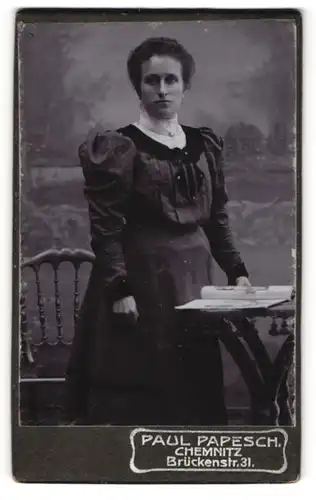 Fotografie Paul Papesch, Chemnitz, Brückenstasse 31, Junge Frau im schlichten Kleid mit Puffärmeln
