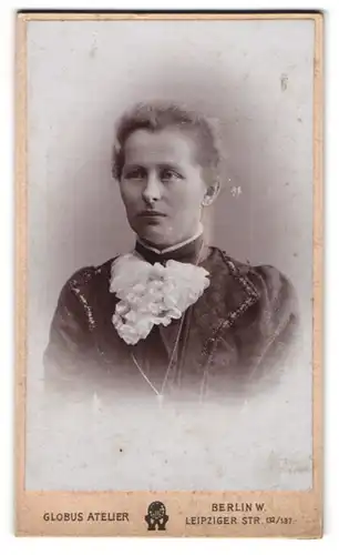 Fotografie Globus Atelier, Berlin, Leipziger Strasse 132 /137, Frau mittleren Alters im teuren Kleid mit langer Halskette