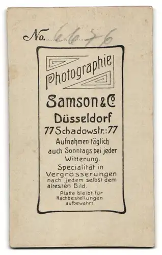 Fotografie Ateier Samson, Düsseldorf, Schadowstrasse 77, Kleinkind im niedlichen Kleidchen und fragendem Gesichtsausdruck