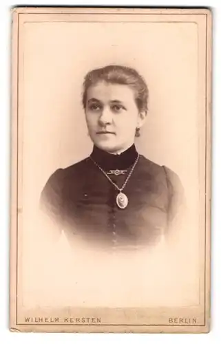 Fotografie Wilhelm Kersten, Berlin, Krausenstrasse 40, Junges Mädchen mit hochwertiger Medaillonhalskette um den Hals