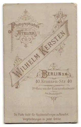Fotografie Wilhelm Kersten, Berlin, Krausenstrasse 40, Junges Mädchen mit hochwertiger Medaillonhalskette um den Hals