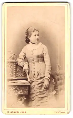 Fotografie H. Strube Junr., Zittau, Bautzenerstr. 18, Junge Dame im gerafften Kleid