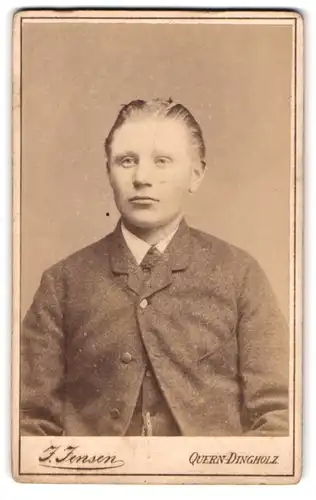 Fotografie J. Jensen, Quern-Dingholz, Junger Mann im Anzug und Krawatte