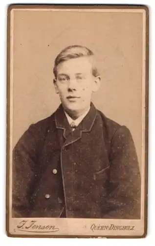 Fotografie J. Jensen, Quern-Dingholz, Junger Mann im Anzug
