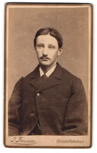 Fotografie J. Jensen, Quern-Dingholz, Junger Mann mit Moustache und Anzug