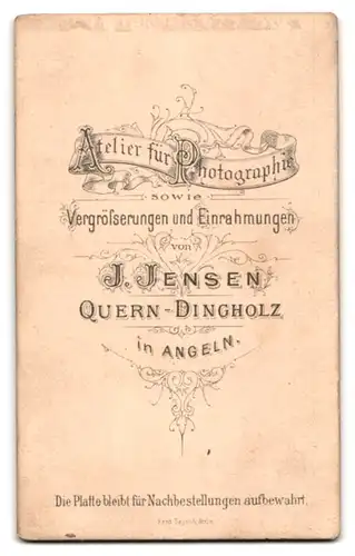 Fotografie J. Jensen, Quern-Dingholz, Junge Dame im karierten Kleid mit Perlenhalskette