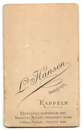 Fotografie L. Hansen, Kappeln, Kleinkind im Kleid auf Pelzdecke