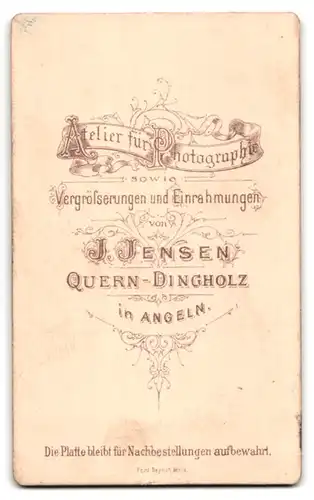 Fotografie J. Jensen, Quern-Dingholz, Junge Dame im Kleid mit Puffärmeln und Ketten-Brosche