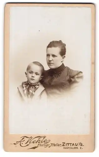 Fotografie A. Wehle, Zittau i. S., Hospitalstr. 2, Frau im Kleid neben Kind mit Schleife