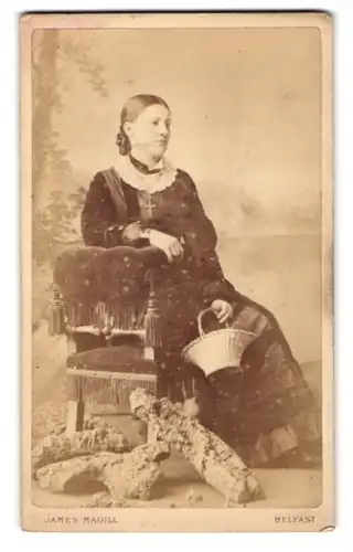 Fotografie James Magill, Belfast, Donegall Place, Frau im Kleid mit Korb in der Hand